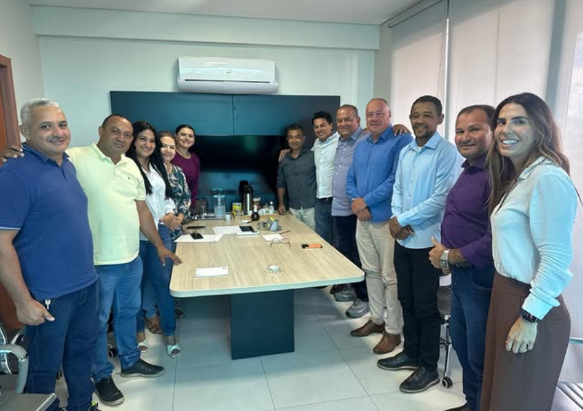 Divinópolis Conquista Novos Ônibus Escolares em Articulação Política em Palmas